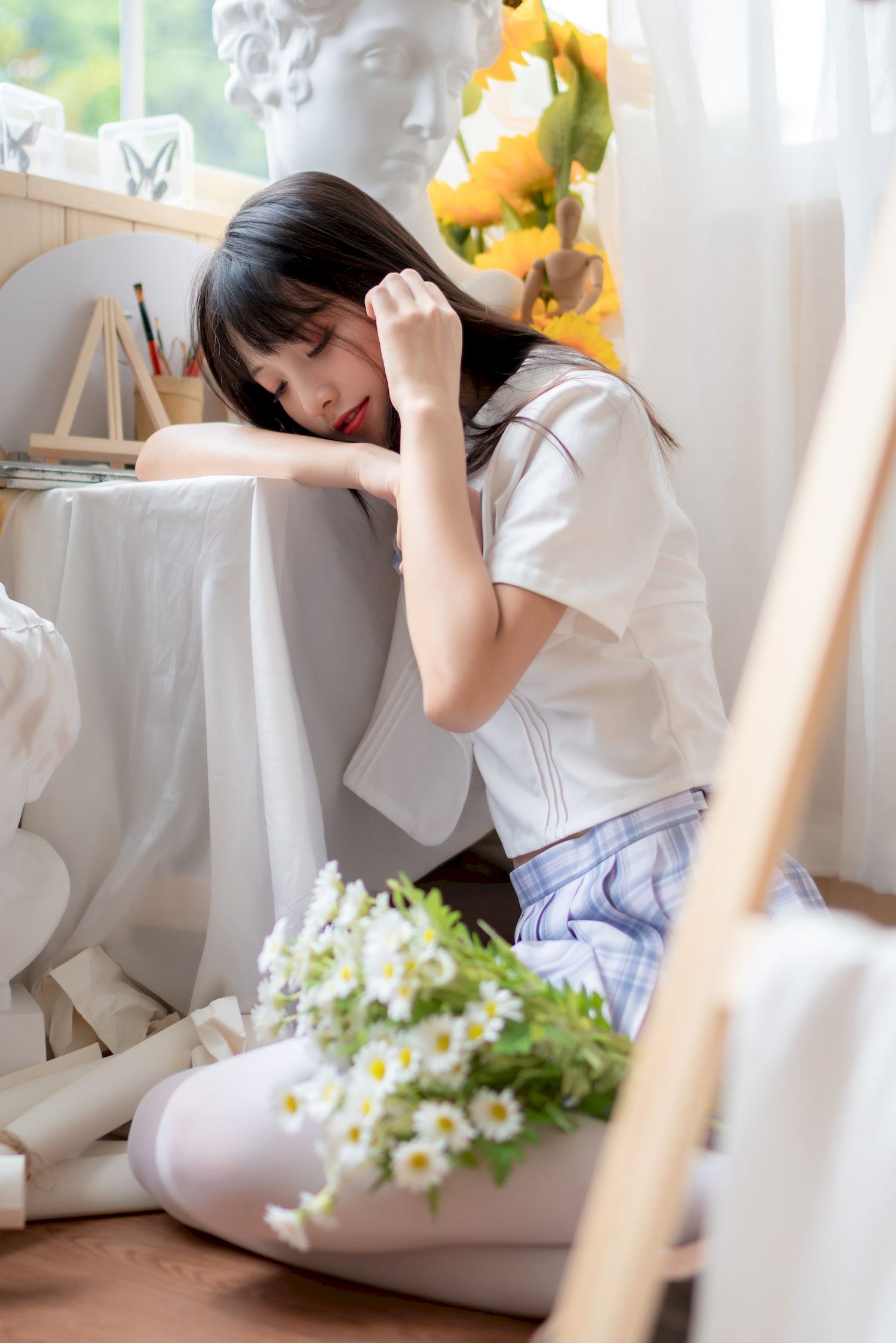 清纯妹子西呱呀呀呀学生制服搭配白色丝袜写真-御萝部落-小爱·美女部落