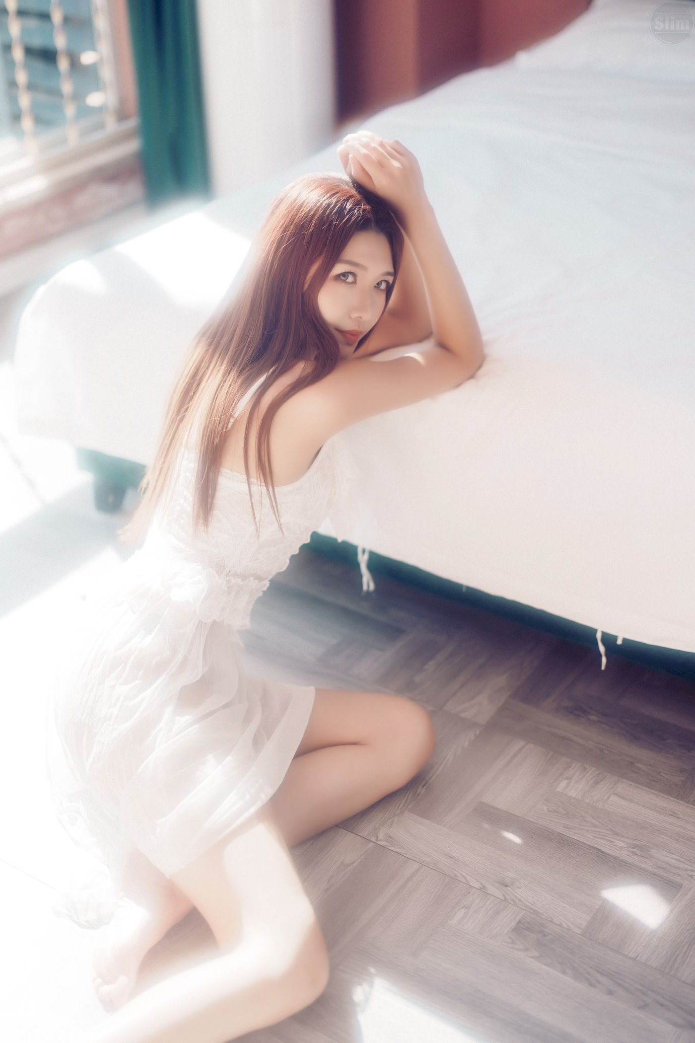 嫩模源纱希喵喵喵修长美腿搭配薄纱白裙私房写真-御萝部落-小爱·美女部落