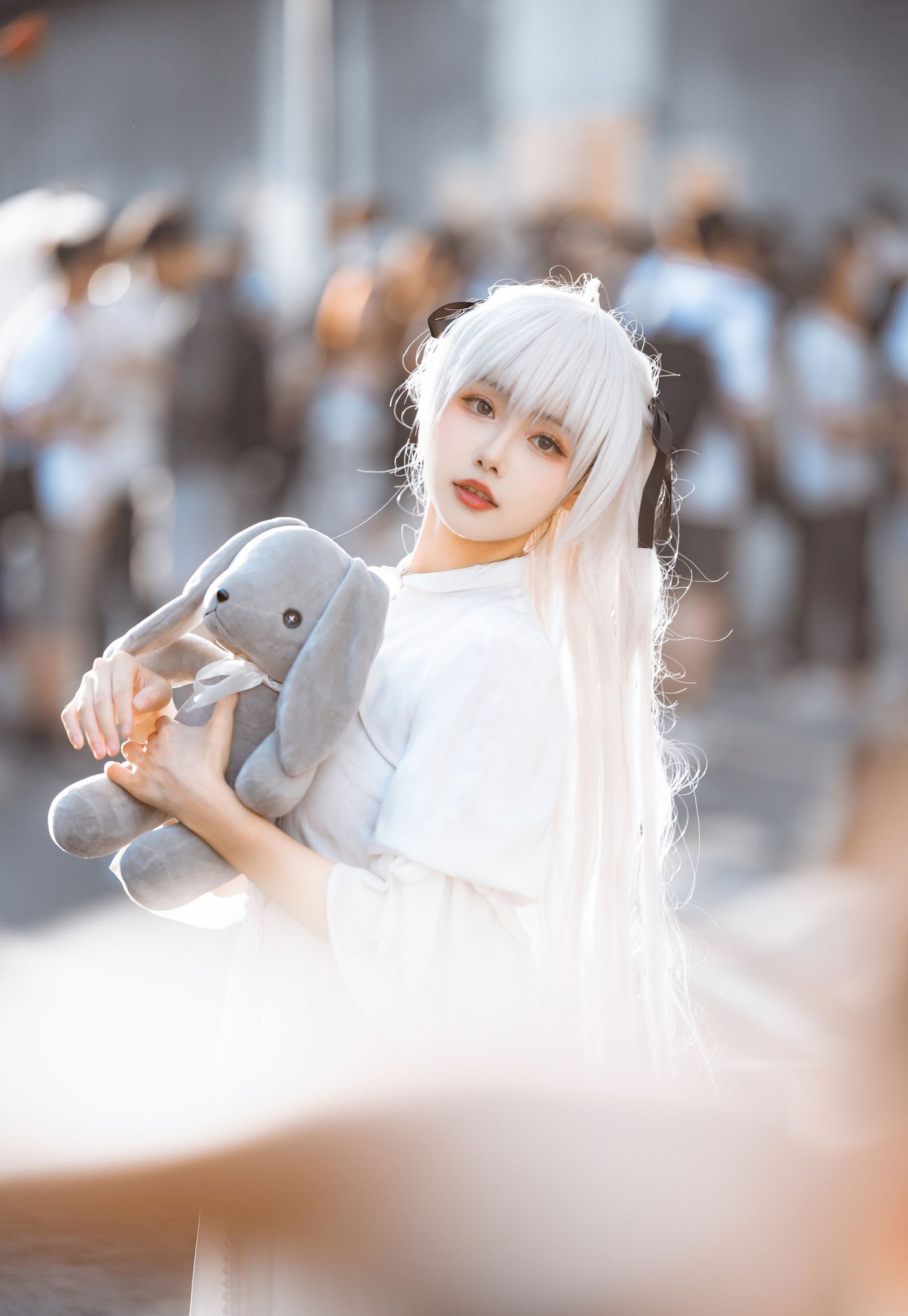 微博妹子Momoko葵葵白色服饰怀抱公仔小熊阳光街拍-御萝部落-小爱·美女部落