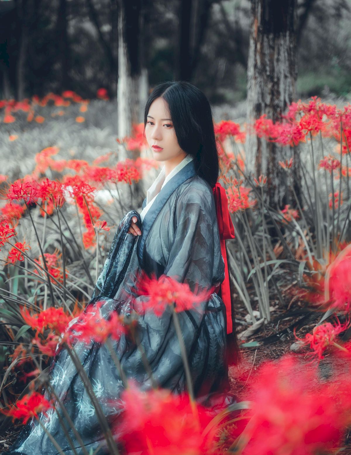 古典美女野外彼岸花丛中身着汉服 让人沉醉其中-御萝部落-小爱·美女部落