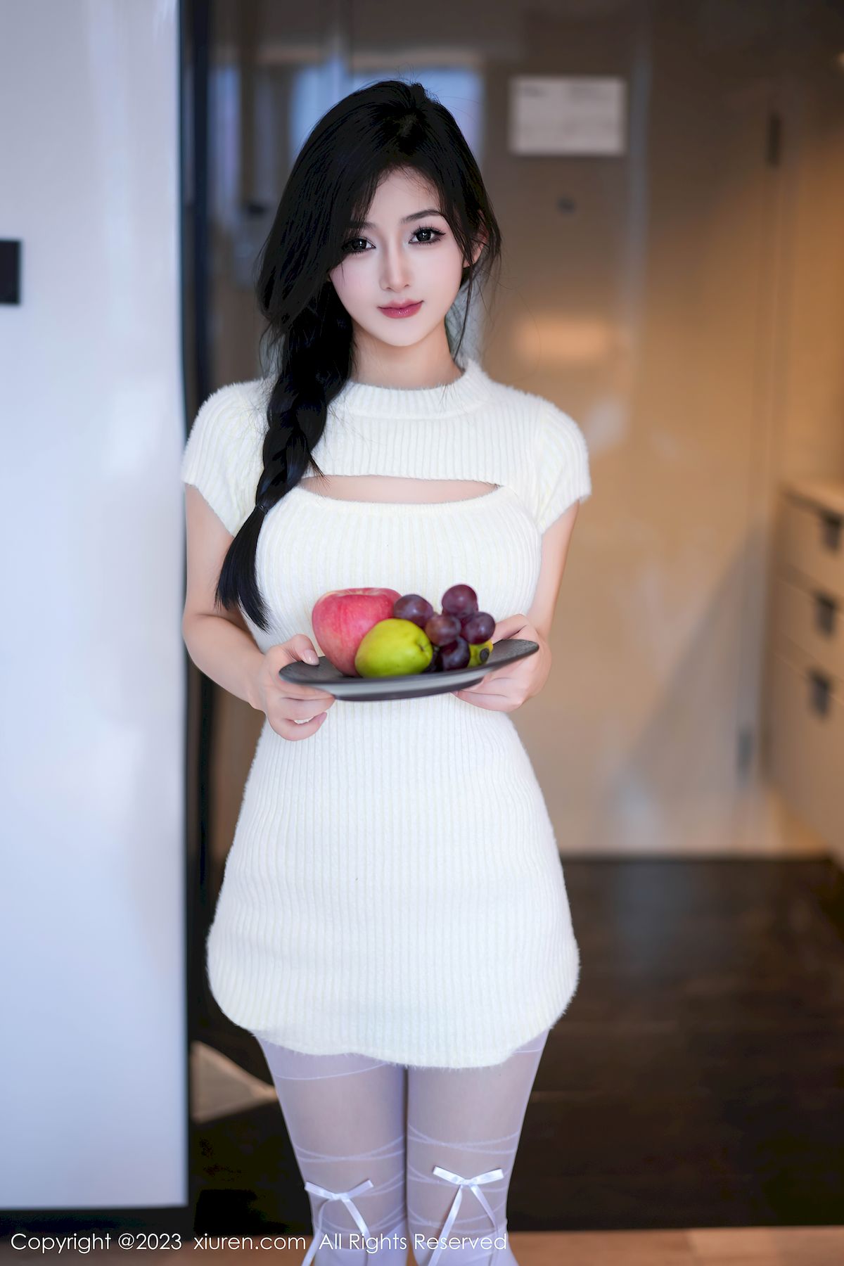 秀人网新人模特谭小灵连衣短裙搭配白色丝袜性感写真-御萝部落-小爱·美女部落