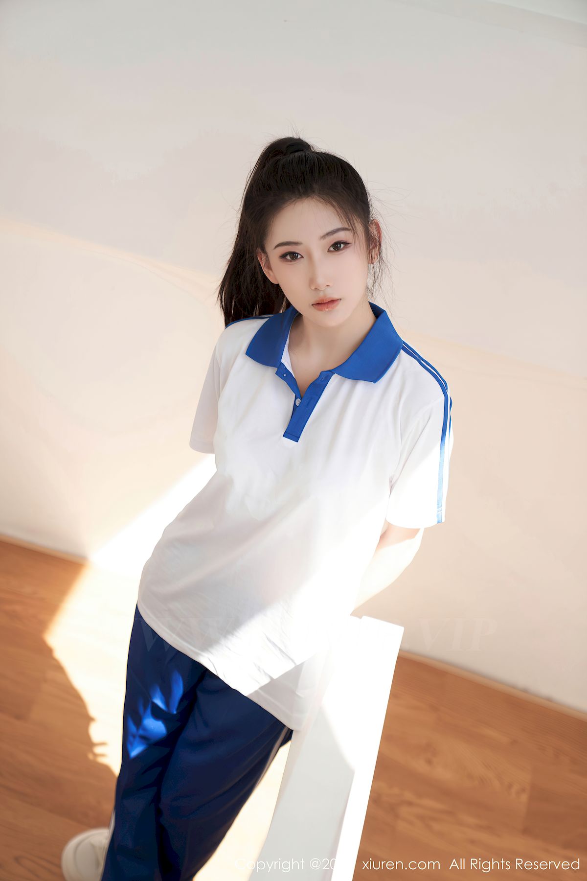 秀人网新人模特@沈青黛白色上衣蓝色长裤学妹装扮写真-御萝部落-小爱·美女部落