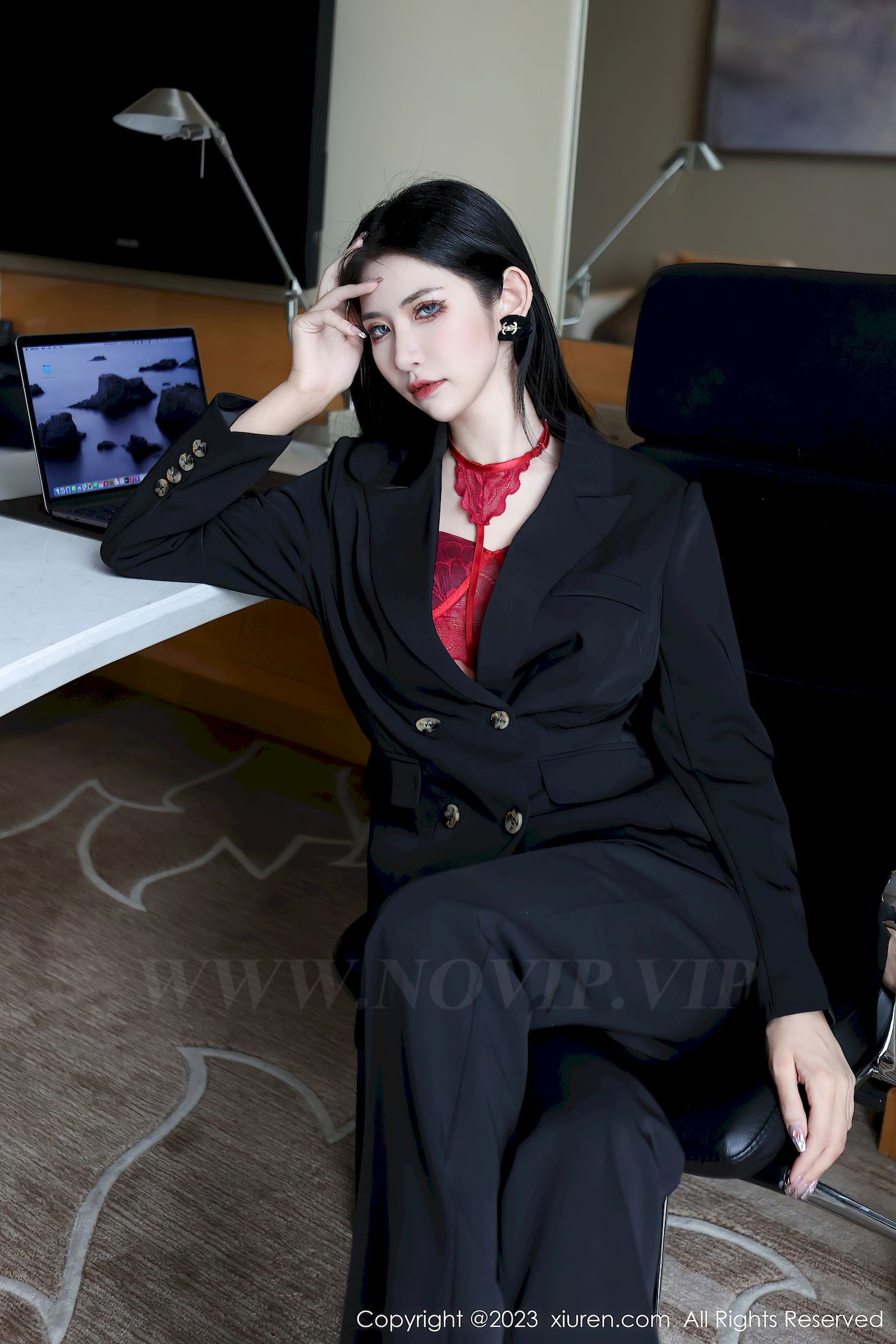 秀人网新人模特依娜Yina深色西服搭配简约长裤首套写真-御萝部落-小爱·美女部落